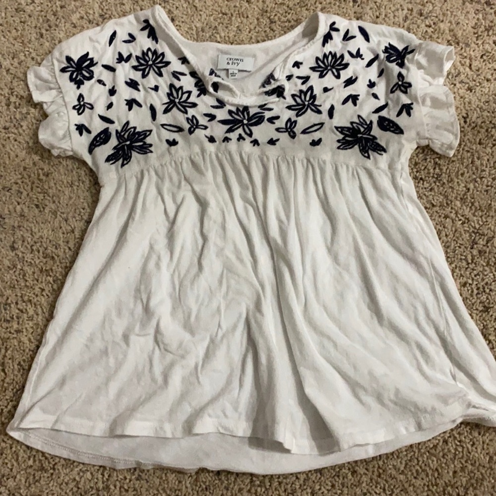 Crown & Ivy kids top.💘